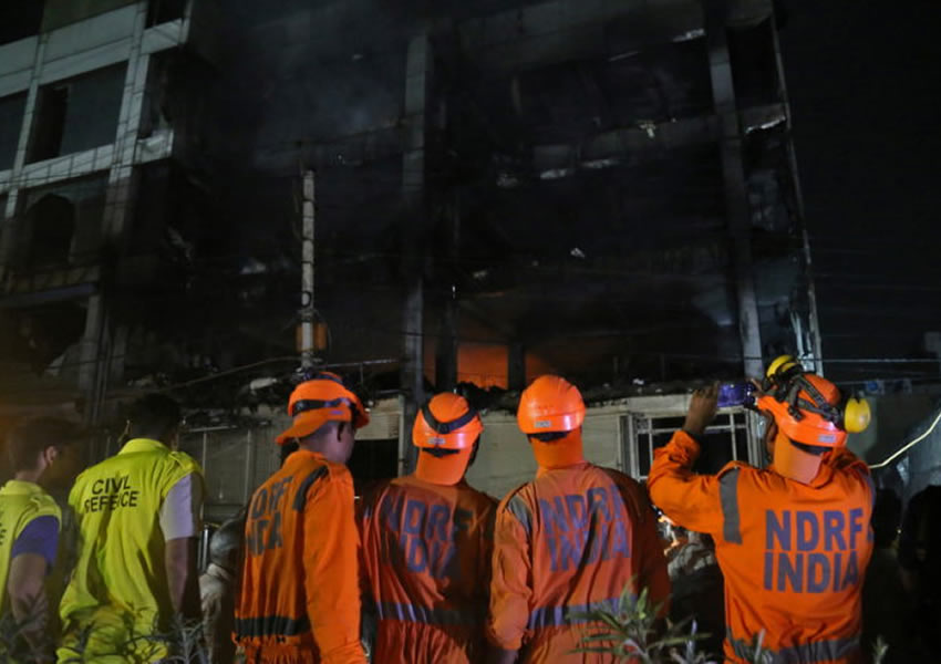 Mueren 26 personas por incendio en un edificio de Nueva Delhi, India