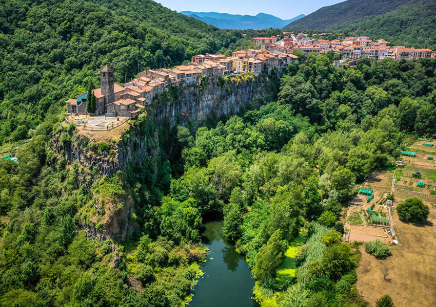 La pequeña villa medieval española enclavada en un precipicio de 50 m de altura